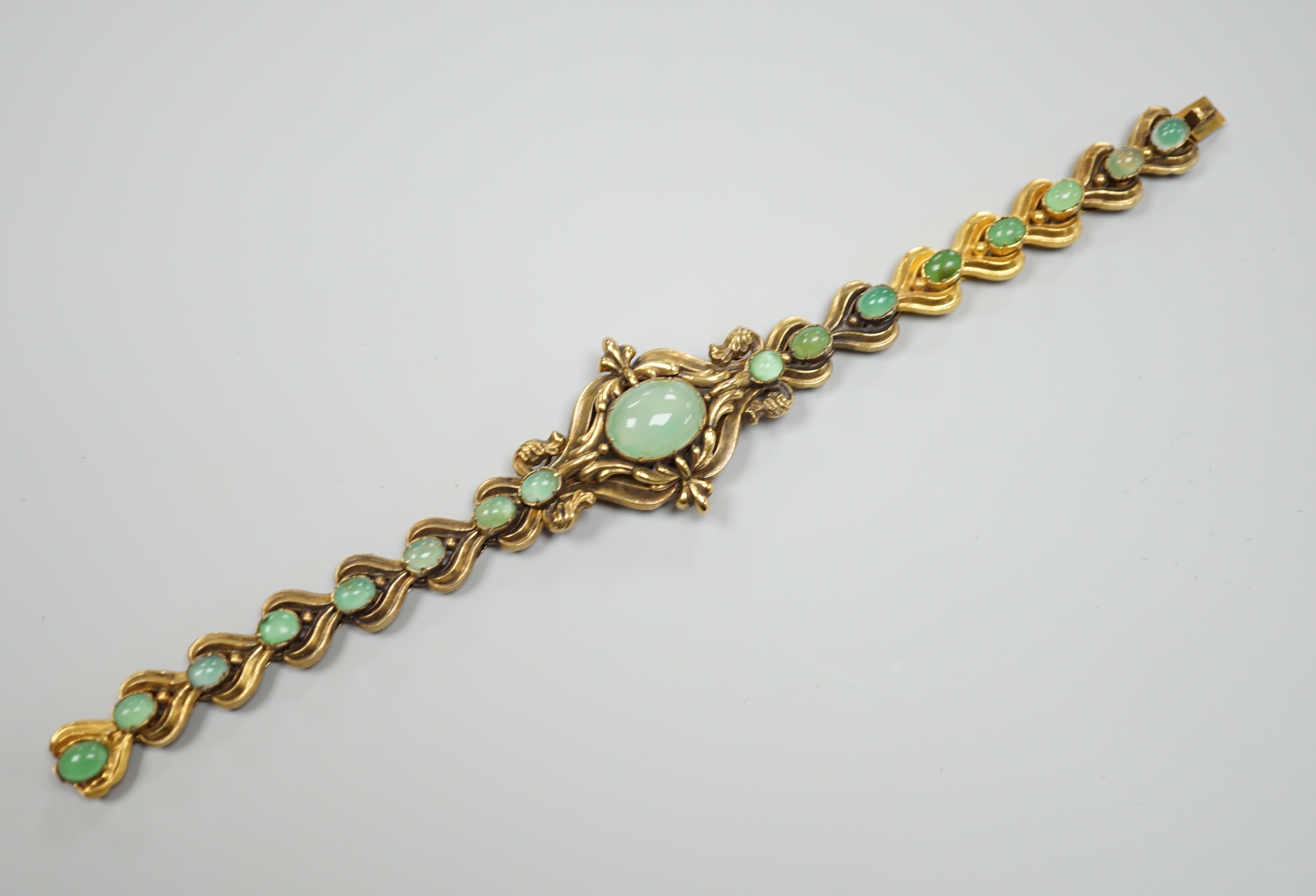 An early to mid 20th century continental yellow metal seventeen stone cabochon chrysoprase? set bracelet, 16.3cm